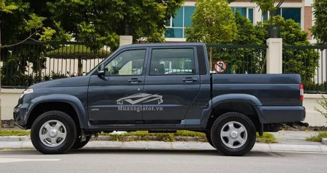 Thiết kế ngoại thất phía trước mạnh mẽ của xe bán tải UAZ Patriot Pickup