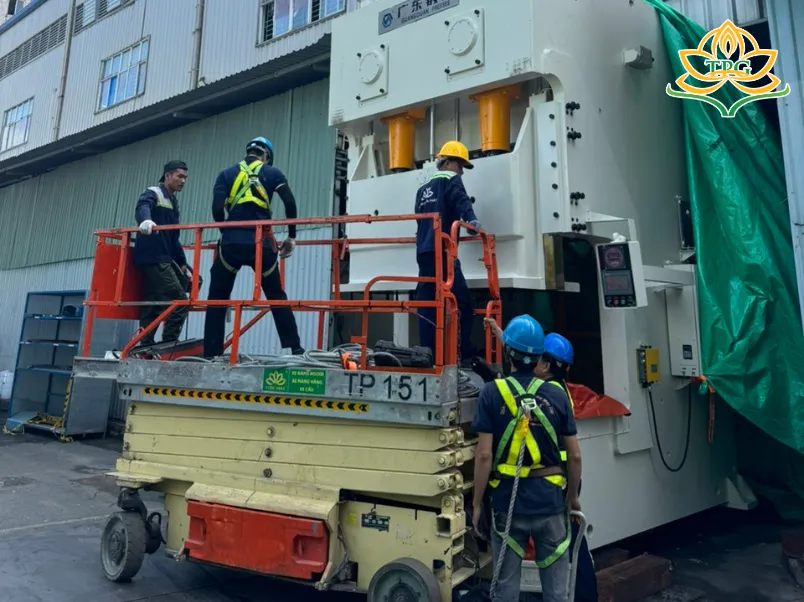 Hình ảnh thuê xe nâng người cắt kéo vũng tàu