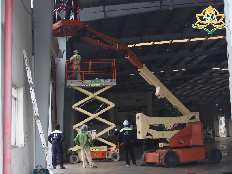 Hình ảnh thuê xe nâng người vũng tàu bảo trì nhà xưởng