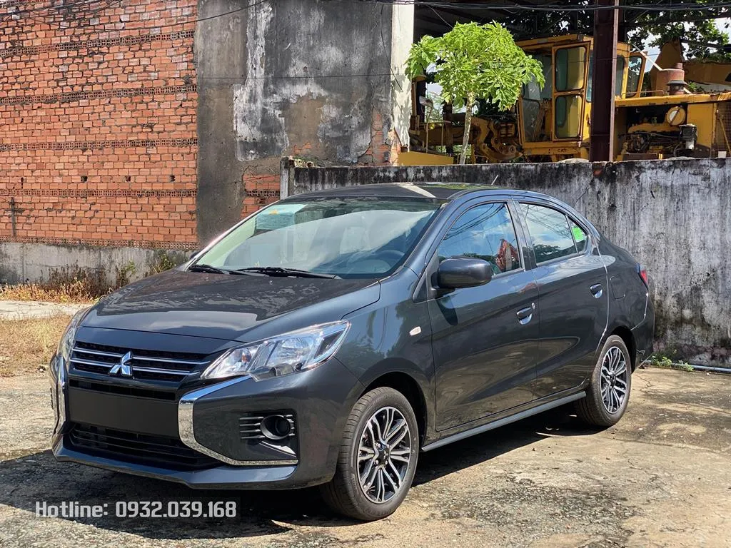 Mẫu xe Mitsubishi Attrage số sàn MT màu xám mạnh mẽ và bền bỉ