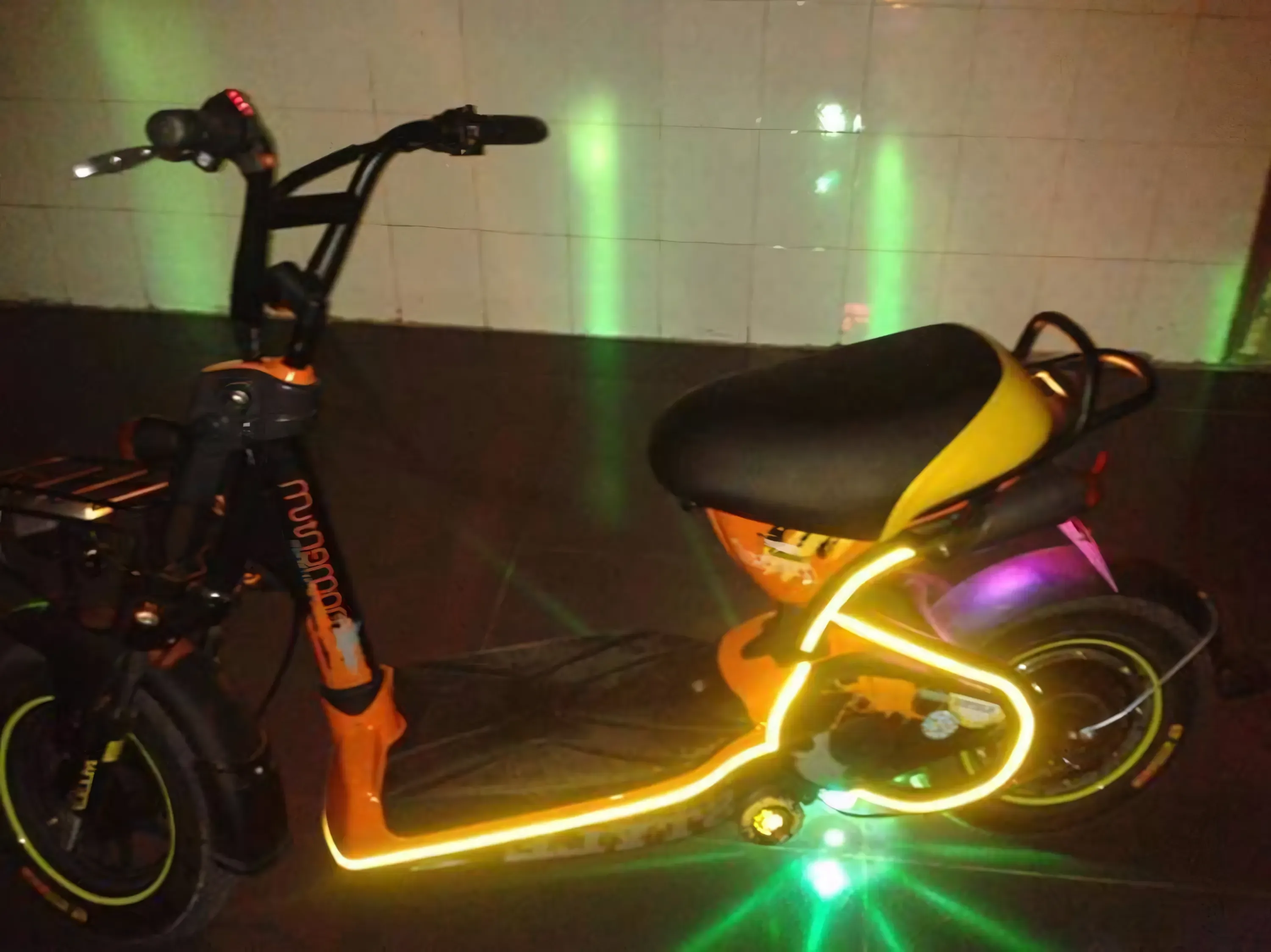 hinh-nen-xe-dien-do-chat-choi-2