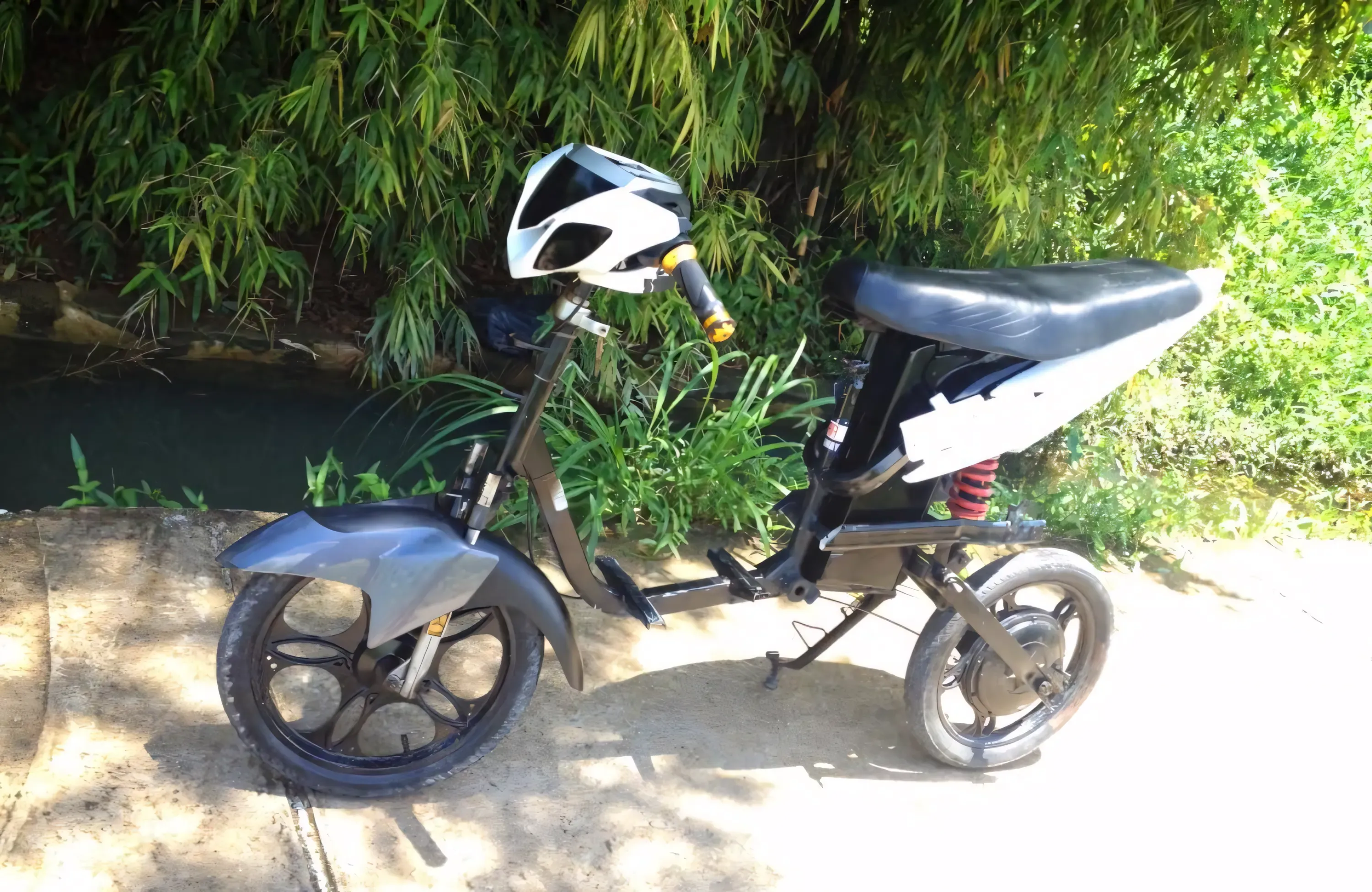 hinh-nen-xe-dien-do-chat-choi-5