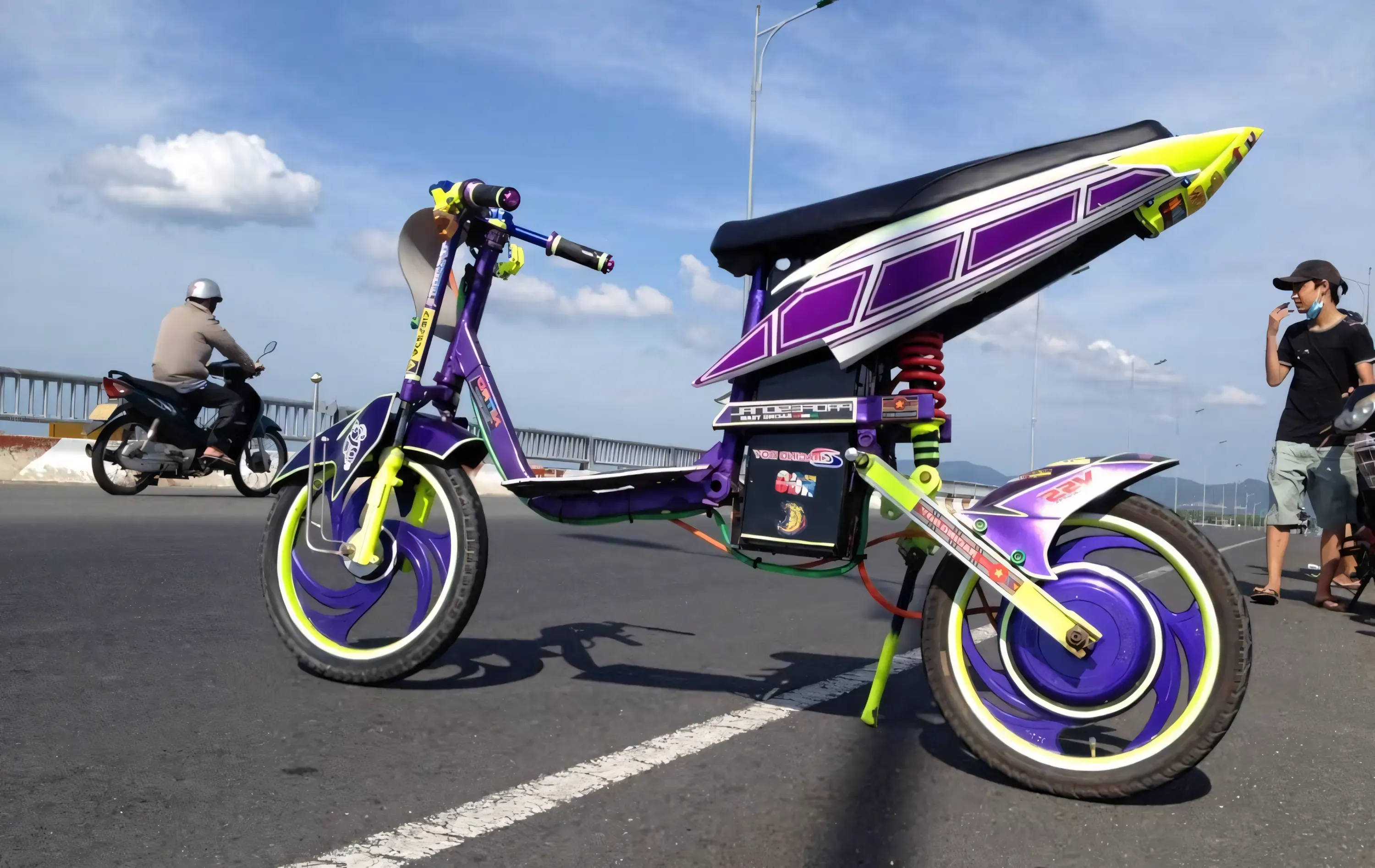 hinh-nen-xe-dien-do-dep-4k-8