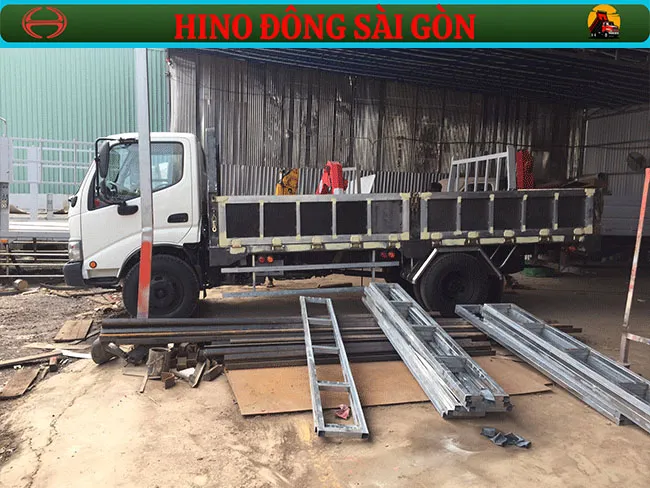 Xe tải Hino 3.5 tấn thùng lửng 4.5m
