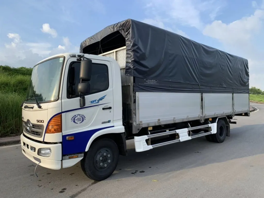 Xe tải Hino FC 6.4 tấn đời 2021 màu trắng