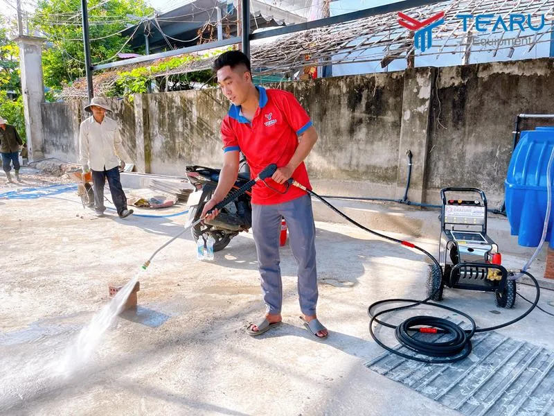 Không nên tiết kiệm nước khi rửa xe