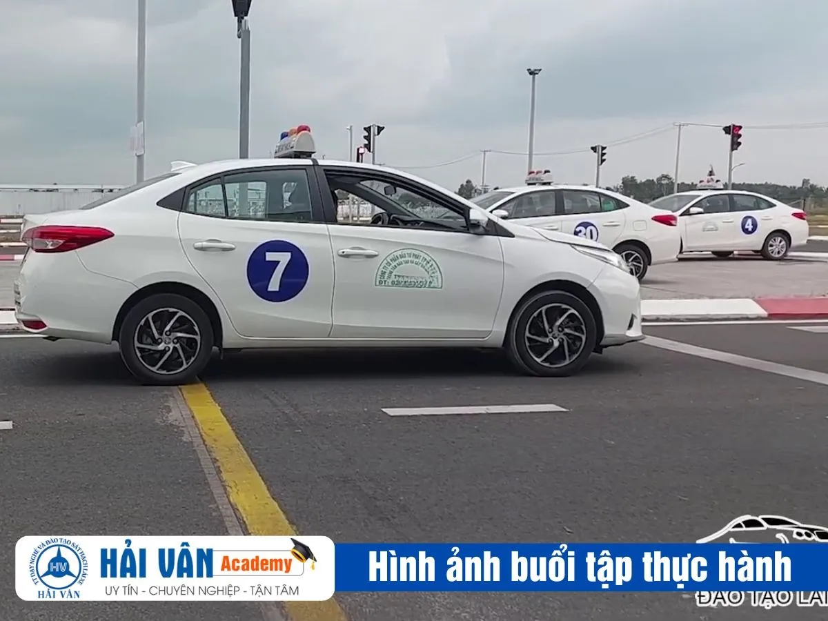 Học bằng lái xe ô tô số tự động và số sàn tại Đà Nẵng