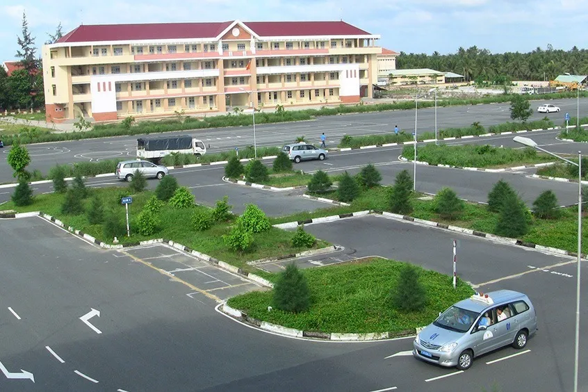 Tầm nhìn từ khoang lái xe ô tô, học viên đang được hướng dẫn kỹ thuật lái xe an toàn trên đường trường