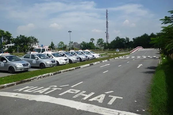 Một học viên đang xem xét thủ tục hồ sơ học lái xe ô tô