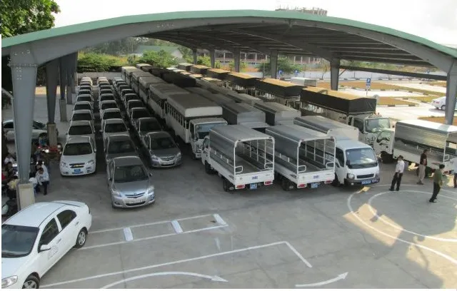 Học viên đang thực hành lái xe tải để thi lấy bằng lái xe ô tô tại tphcm
