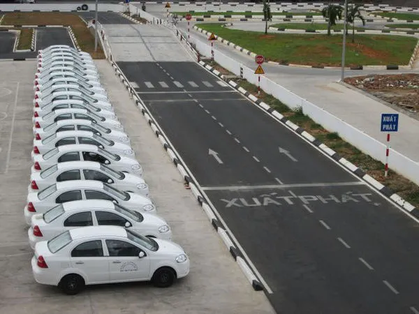 Học viên đang thực hành lái xe ô tô cấp tốc hạng B2 trên xe đời mới