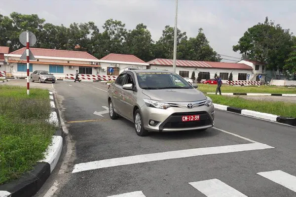 Học viên tập trung học lý thuyết và kỹ năng tại trung tâm đào tạo lái xe ô tô