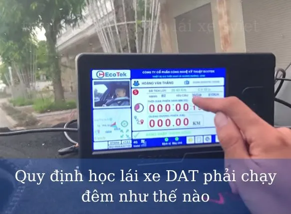 Học viên đang thực hành lái xe với thiết bị DAT và cabin mô phỏng