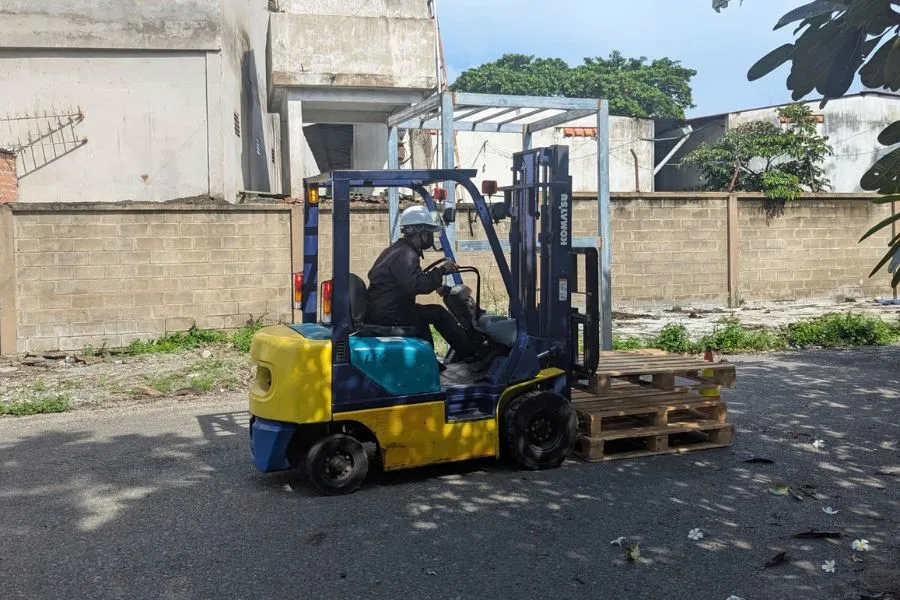 Học viên thực hành lái xe nâng tại sân tập