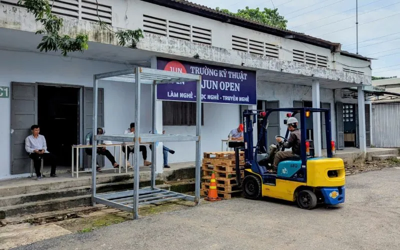 Học viên thực hành lái xe nâng tại JUN OPEN