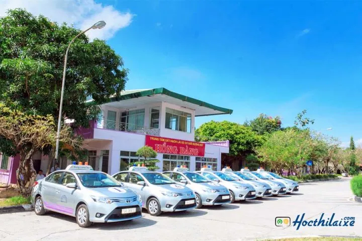 Người học đang thực hành kỹ năng lái xe trên sân tập để chuẩn bị cho kỳ thi đăng ký học lái xe ô tô tại Nha Trang