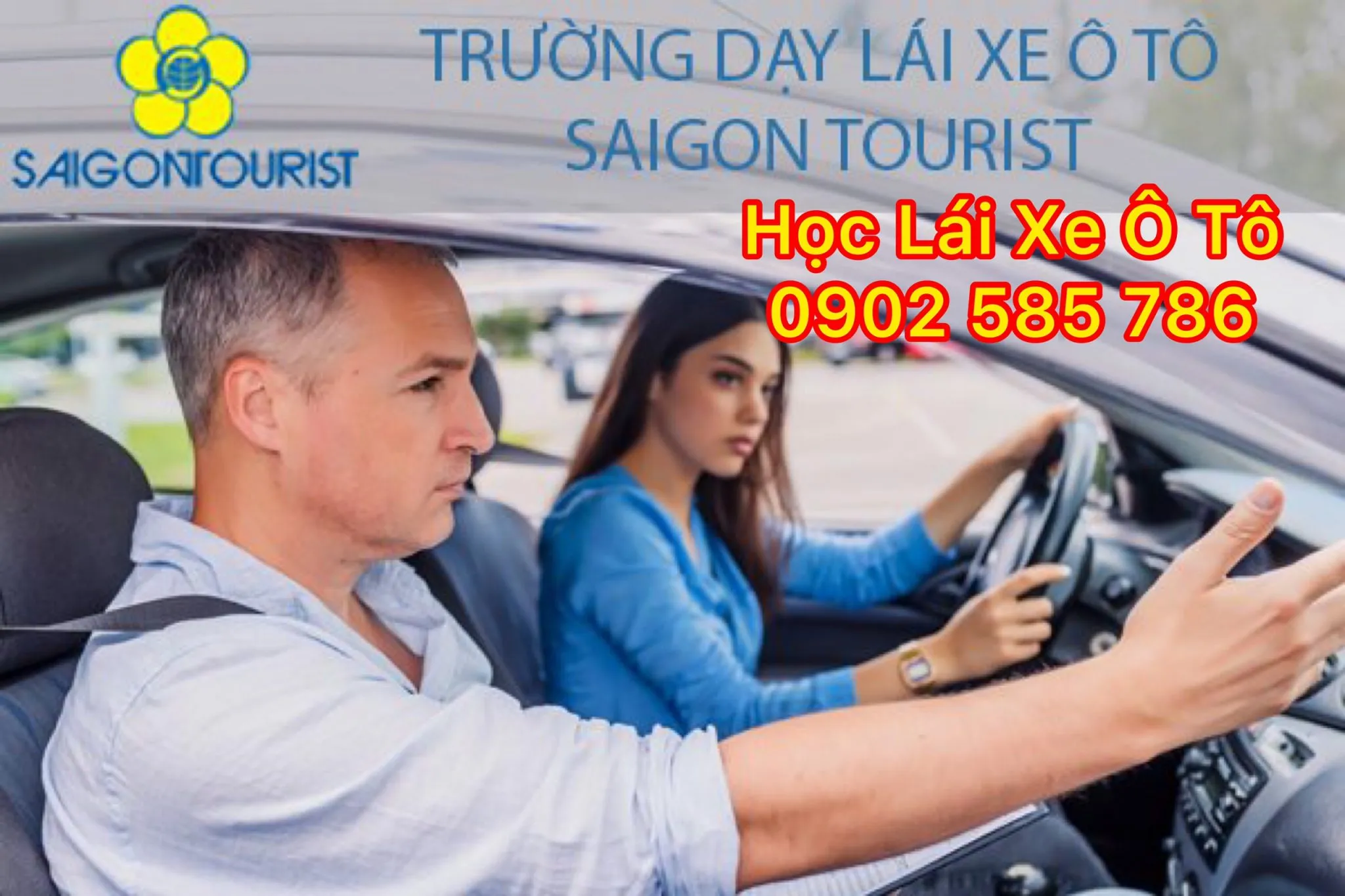 Hai học viên đang được hướng dẫn chi tiết cách vận hành xe ô tô trong buổi học thực hành đầu tiên
