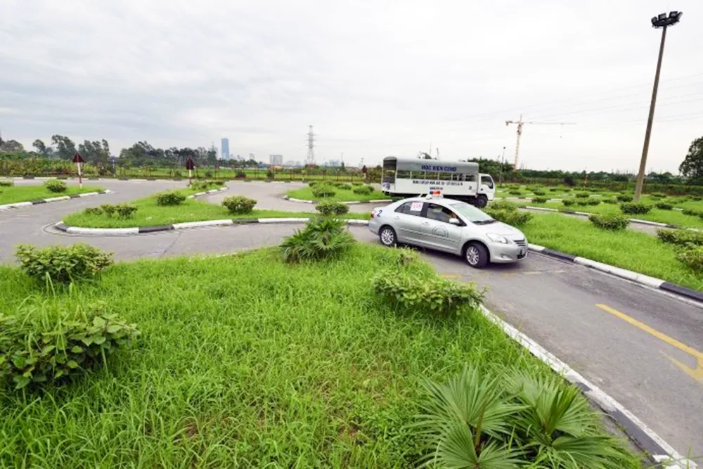 Thao tác cần thiết khi lái xe đường vòng quanh co trong bài thi B2