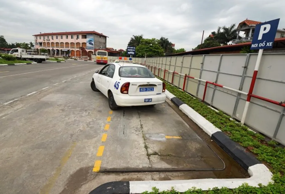 Bài thi ghép xe ngang vào nơi đỗ, minh họa vị trí và góc đánh lái cần thiết