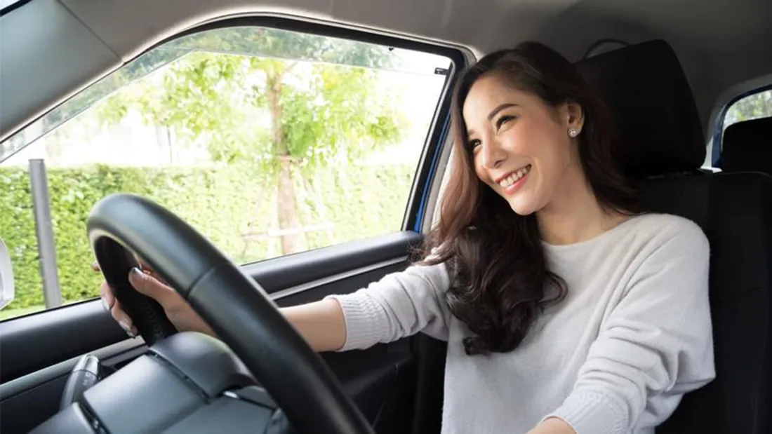 Một tài xế đang thực hành lái xe ô tô trong sân sát hạch, thể hiện sự tập trung cao độ