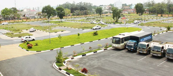 Xe tập lái hạng B2 đang di chuyển trên đường thực tế tại Đà Nẵng