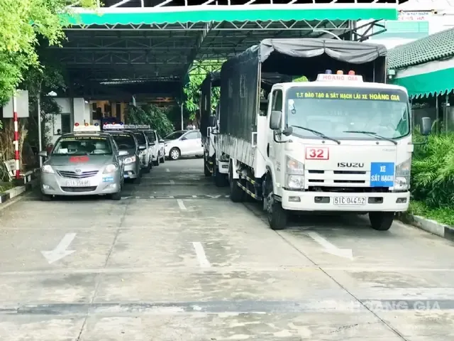 Học Lái Xe Ô Tô Hoàng Gia: Tiêu Chuẩn Vàng Đào Tạo Lái Xe An Toàn Toàn Diện