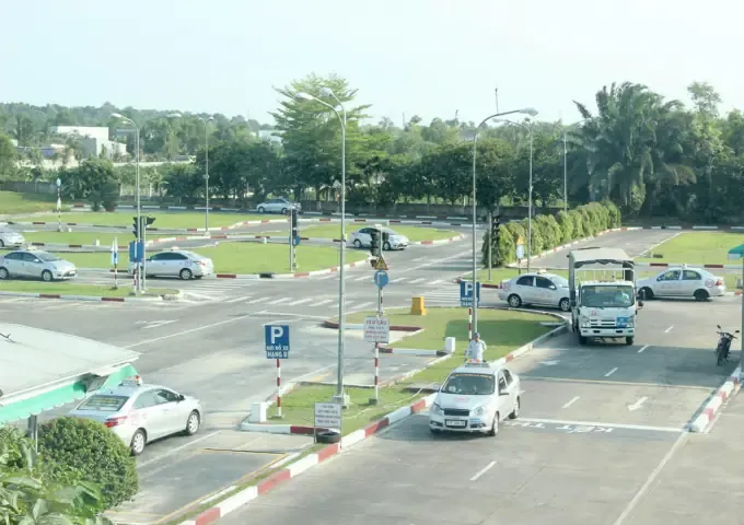 Học Lái Xe Ô Tô Hoàng Gia: Tiêu Chuẩn Vàng Đào Tạo Lái Xe An Toàn Toàn Diện