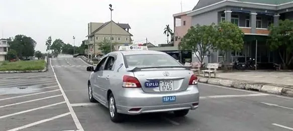 Thời gian tối thiểu để học lái xe bằng B số sàn là 3 tháng theo quy định của bộ giao thông