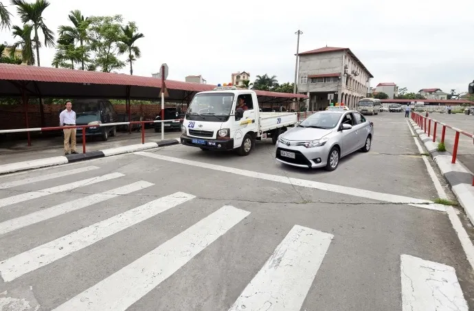 Học viên tập lái trên sân sa hình chuẩn bị cho kỳ thi sát hạch chính thức