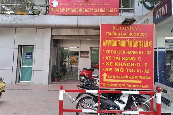 Hình ảnh xe ô tô đang tập lái trên sân sát hạch rộng rãi, có vạch kẻ rõ ràng