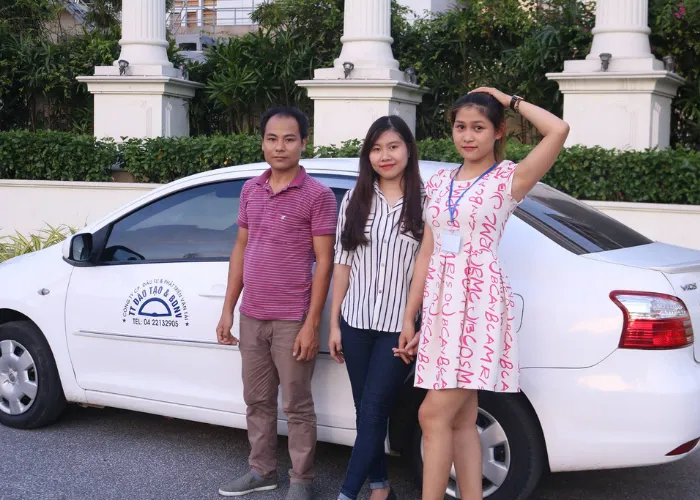 Học viên đang trao đổi kinh nghiệm lái xe cùng giáo viên hướng dẫn chuyên nghiệp