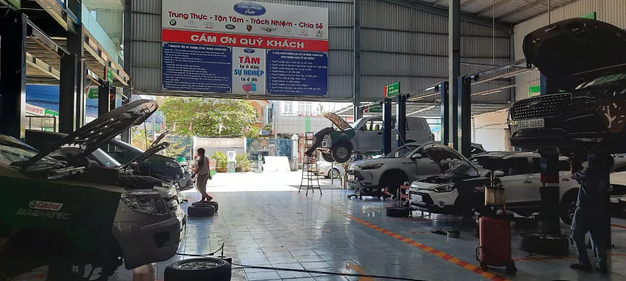 Học viên thực hành thực tế tại gara Thanh Phong Auto, trang bị kỹ năng làm lốp ô tô