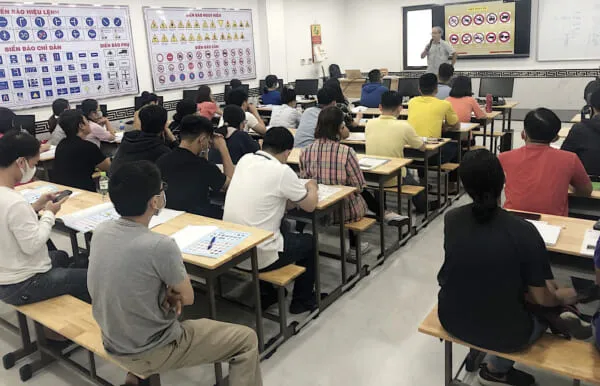 Giáo viên hướng dẫn học viên ôn luyện lý thuyết luật giao thông đường bộ