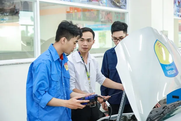 Sinh viên Công nghệ kỹ thuật ô tô HUTECH thực hành sửa chữa trên xe thực tế