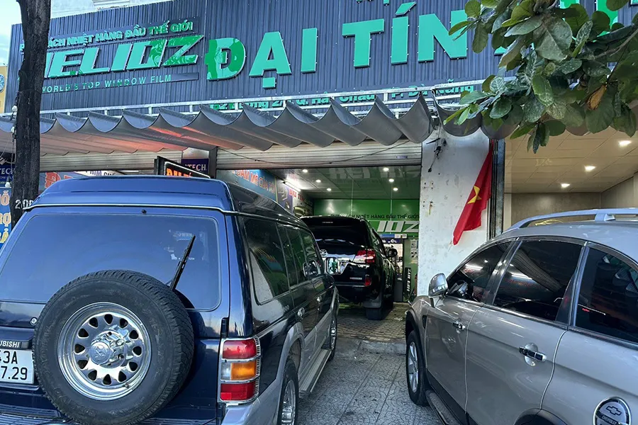 Kỹ thuật viên đang bọc ghế da cho xe ô tô tại xưởng