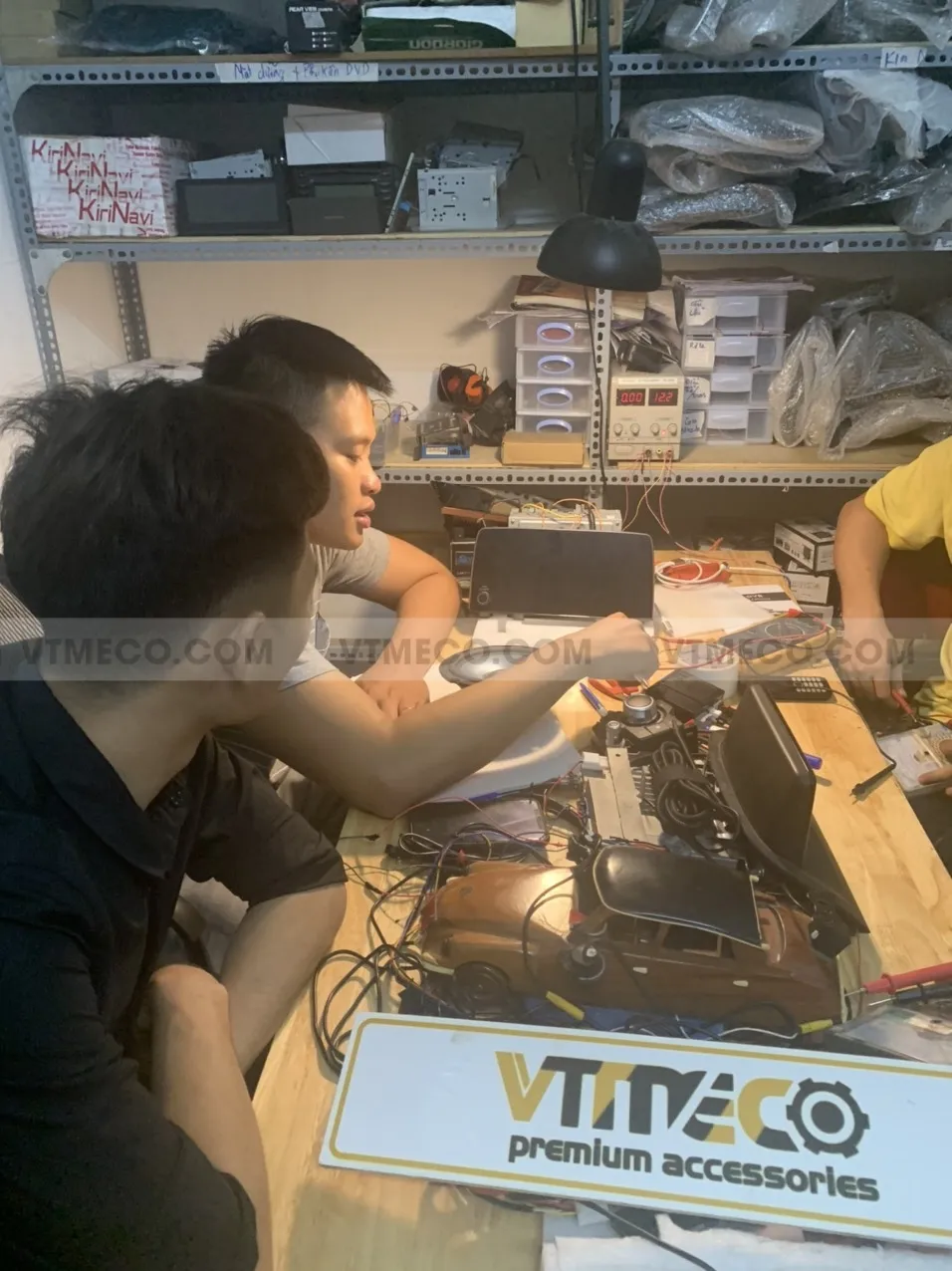 Học viên thực hành test các đầu DVD đời mới trên xe, đảm bảo tài liệu mạch tra soát đầy đủ