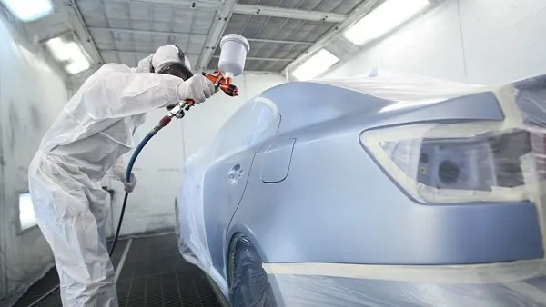 Học viên đang thực hành kỹ năng sơn ô tô chi tiết tại Thanh Phong Auto