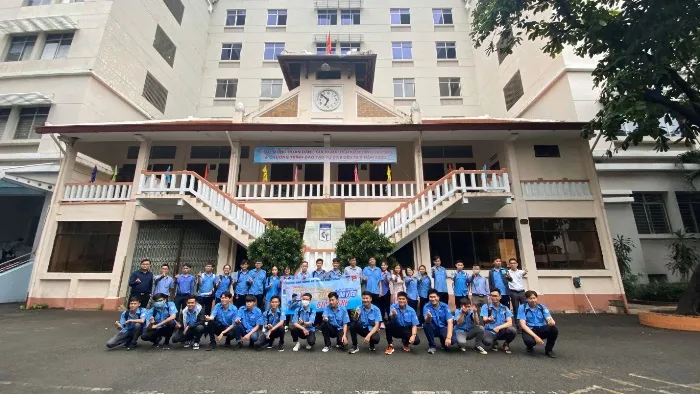 Sinh viên Trường CĐ Kỹ Thuật Cao Thắng học các kỹ năng toàn diện về sửa chữa thân vỏ và sơn ô tô