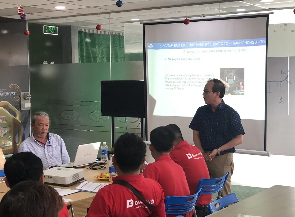 Tấm ảnh lớp học lý thuyết về các hệ thống điện xe hơi