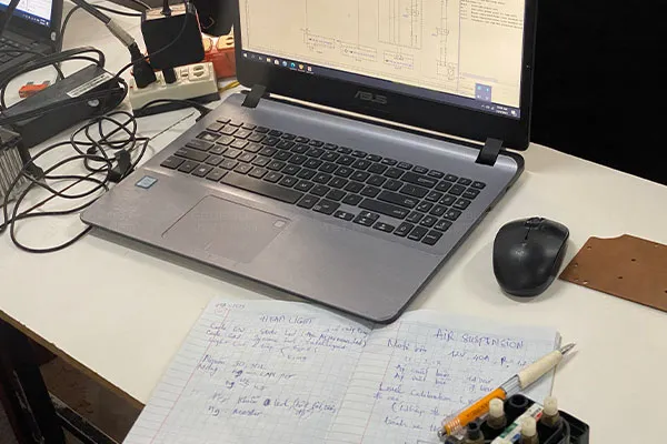 Kỹ thuật viên thực hành học sửa chữa ô tô online và trực tiếp các dòng xe Mercedes