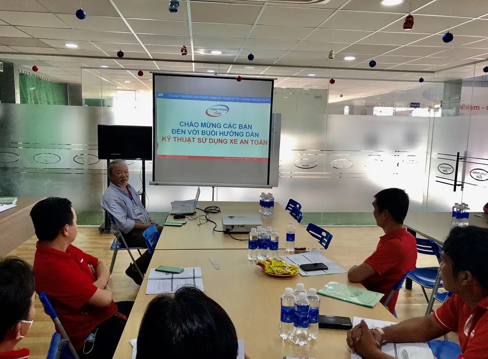 Học viên chăm chú nghe giảng về các lỗi điện thường gặp