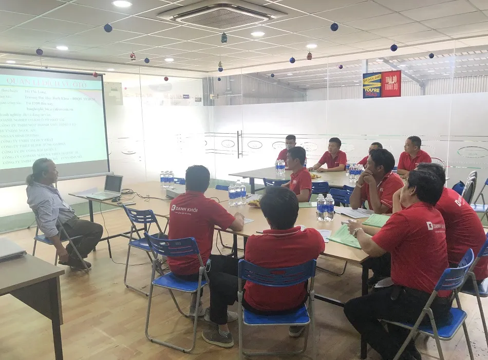 Học viên lắng nghe giảng viên nói về hệ thống điện thân xe