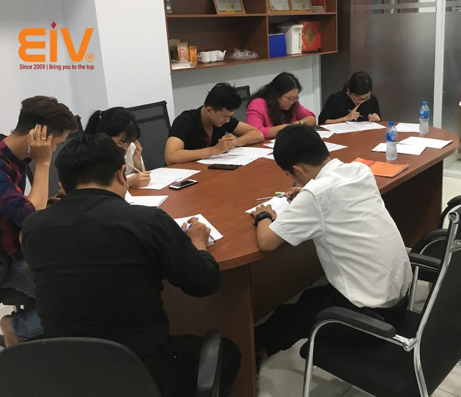 Lớp học tiếng Anh chuyên ngành ô tô với giáo viên bản ngữ