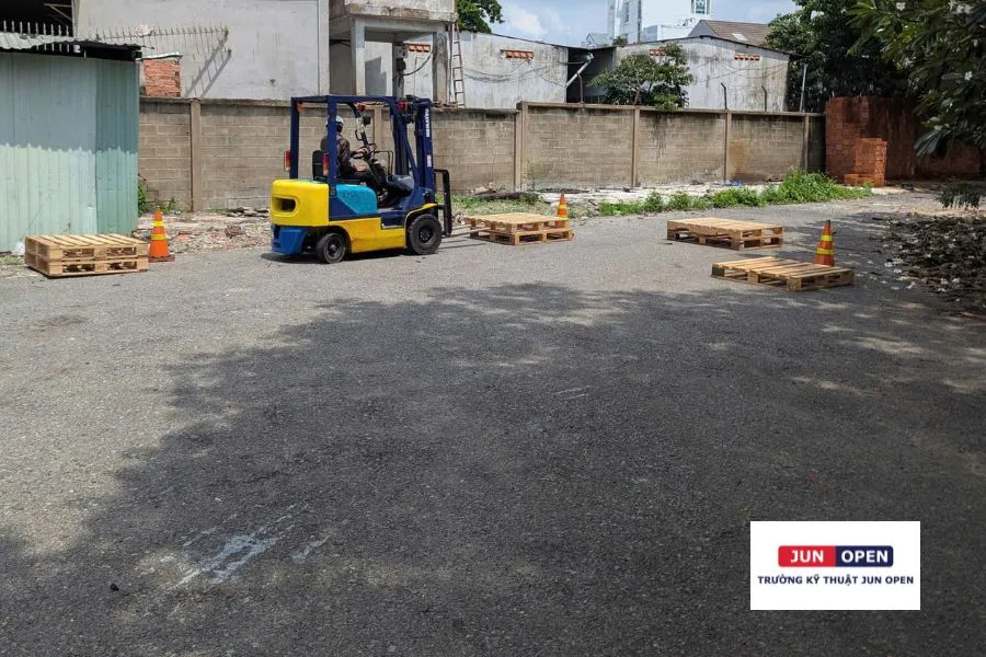 Học viên thực hành lái xe nâng tại trung tâm đào tạo nghề