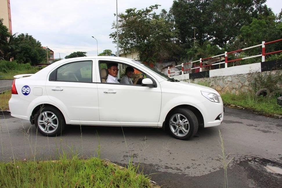 Học viên đang thực hành bài thi sa hình tại sân tập tiêu chuẩn quốc tế