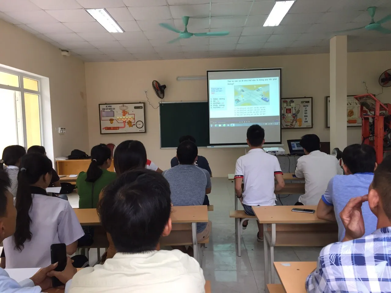 Buổi học lý thuyết tại trung tâm học lái xe ô tô đồng nai