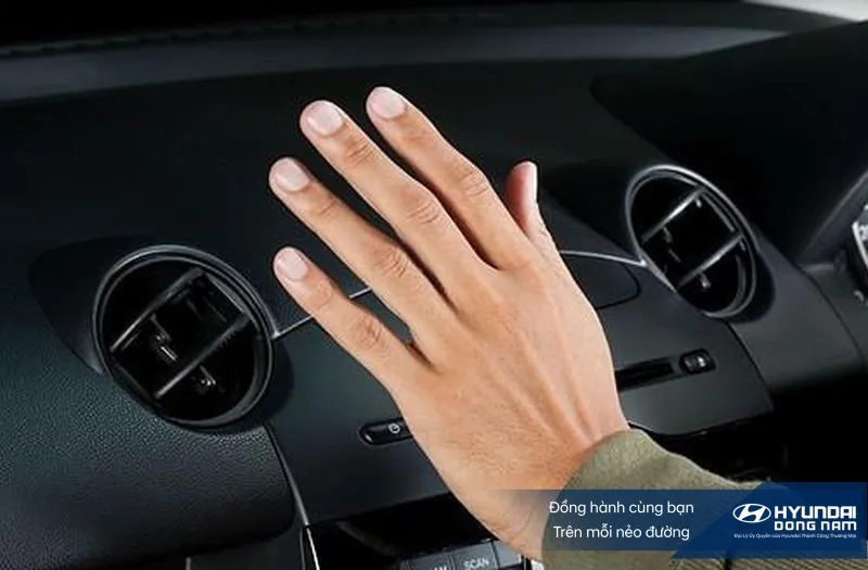 Khử sương mù trên kính lái bằng cách sử dụng hệ thống sưởi hoặc điều hòa kết hợp gió lên kính