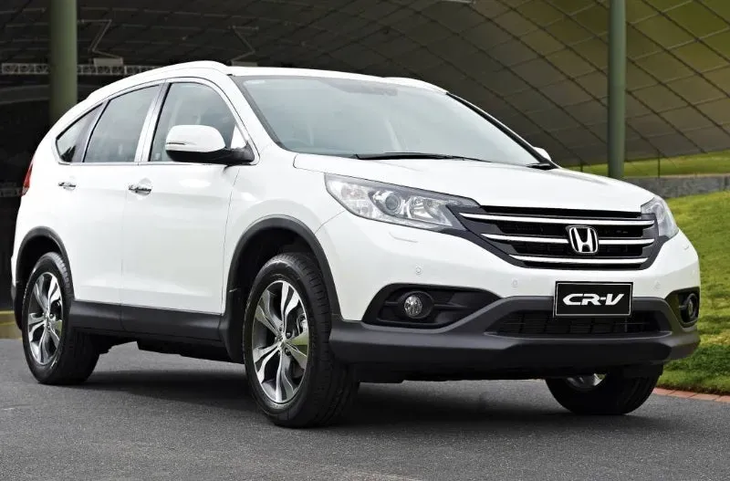 Hình ảnh các loại xe tải đang lưu thông trên đường cao tốc thể hiện quy tắc chở hàng trên ô tô