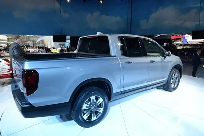 Chi tiết thùng xe được thiết kế dạng sàn phẳng rộng rãi với ngăn chứa đồ bên dưới có lỗ thoát nước