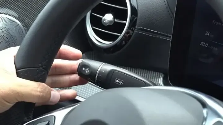 Nút gạt phun nước kính trong khoang lái, liên kết với hệ thống điện tử của hộp điều khiển khóa cửa ô tô